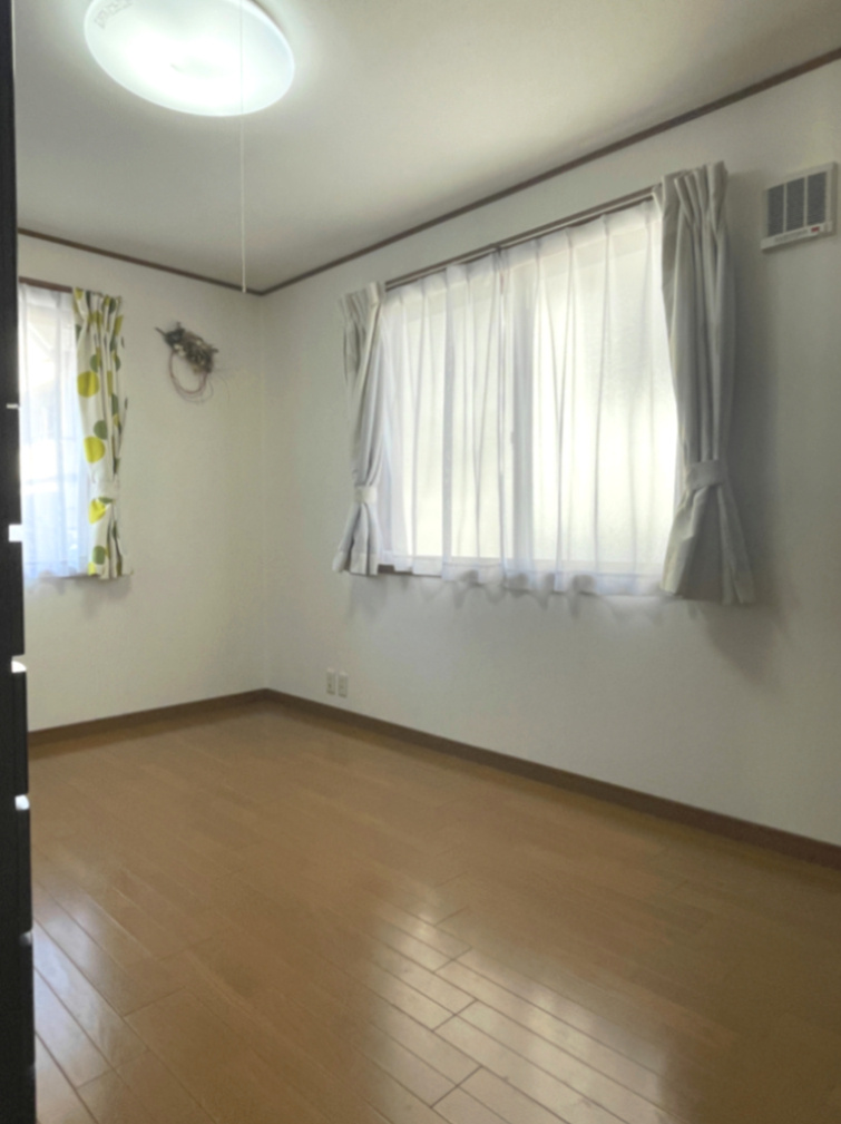 矢野南2丁目　一戸建ての洋室|2階全室2面採光！自然換気できて陽当たりも良好です。北側洋室には両開きクローゼットが備わっています。