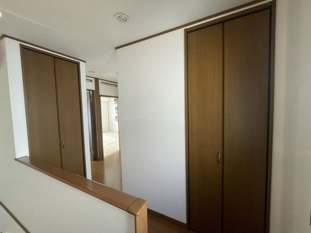 矢野南2丁目　一戸建てのその他|階段を上がった廊下に2箇所物入を完備。掃除機や生活雑貨、防災グッズなど家族共用の物が片付き便利です。
