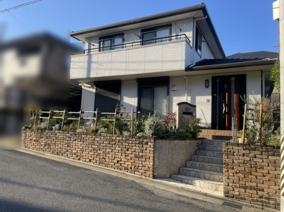 矢野南2丁目　一戸建ての外観|「矢野ニュータウン下」バス停徒歩2分。路線違いのバスがあり、市内中心部までは車で約30分です。
