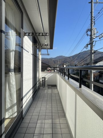 矢野南2丁目　一戸建てのバルコニー|物干しスペースも広々。2室に面しているワイドバルコニーです。