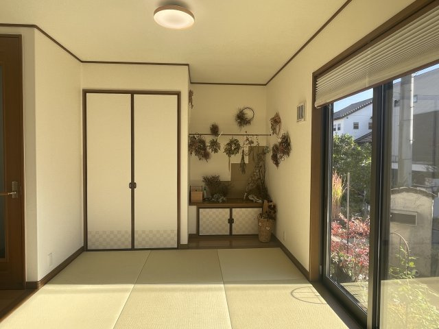 矢野南2丁目　一戸建ての和室|和紙の畳を仕様しています。日焼けがしにくくほとんど色褪せしていません。また、水拭きができてお手入れがしやすいです。珪藻土の効果を発揮させるため紙クロスを使用しています。