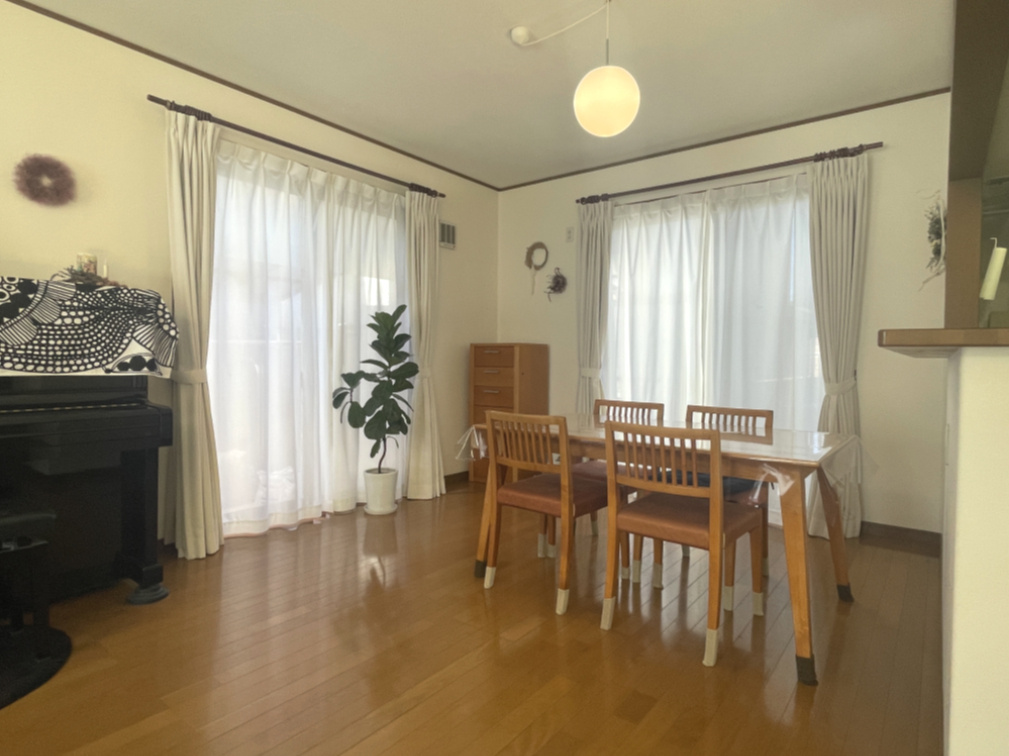 矢野南2丁目　一戸建てのキッチン|配膳のしやすいカウンターキッチン。リビング・ダイニングは3方に窓があり、陽当たりと風通し良好です！