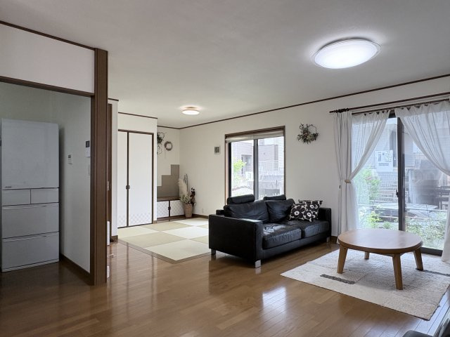 矢野南2丁目　一戸建ての居間・リビング|配膳のしやすいカウンターキッチン。リビング・ダイニングは3方に窓があり、陽当たりと風通し良好です！
