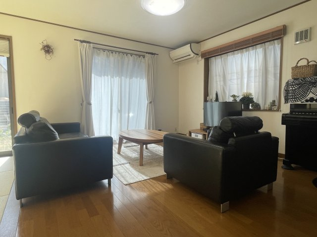 矢野南2丁目　一戸建ての居間・リビング|季節に合わせて対応できる、コントローラー操作で運転する換気システム付き。クリーンで快適なLDです。