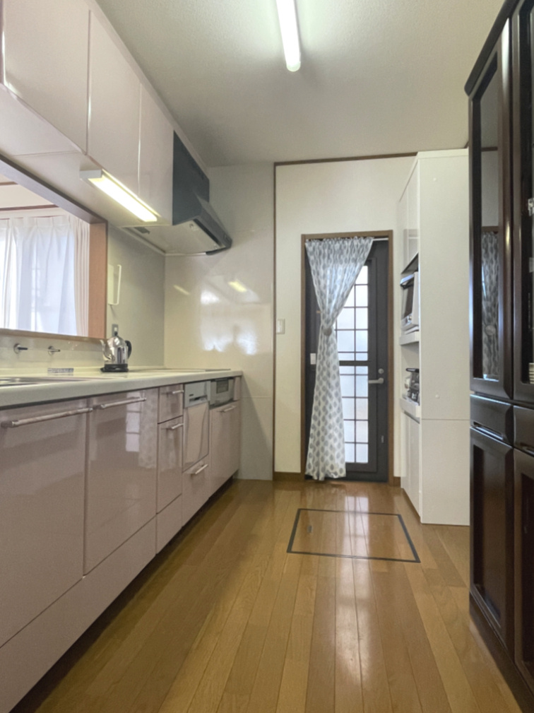 矢野南2丁目　一戸建てのキッチン|食器棚やキッチンボードを置く十分なゆとり。ゴミ出しなど、勝手口から出入りする際もスムーズな広さです。