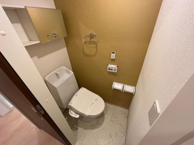 ウェスト　ヴィラージュのトイレ|シャワー付トイレ