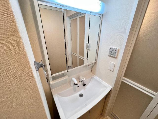 Kukui Komohanaの洗面所|洗髪洗面化粧台