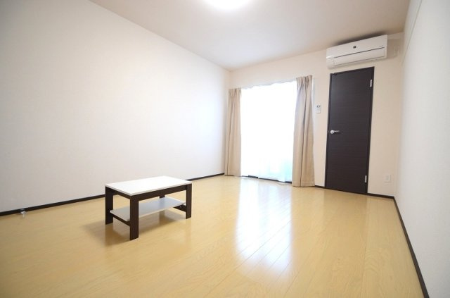 クレイノ西三次Ⅱの居間・リビング|使いやすい居間です