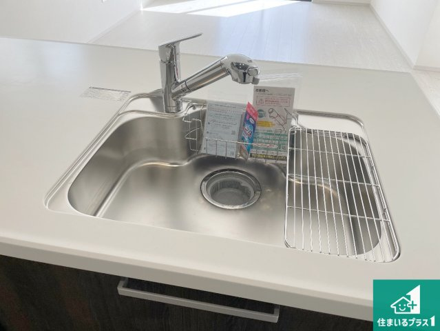 神戸市西区桜が丘中町　第2期　新築一戸建ての独立洗面台|清潔感のある洗面台です。フラットな鏡は掃除がしやすく毎日清潔！ホースは引き出して使えるので洗顔やお掃除の際に便利です！