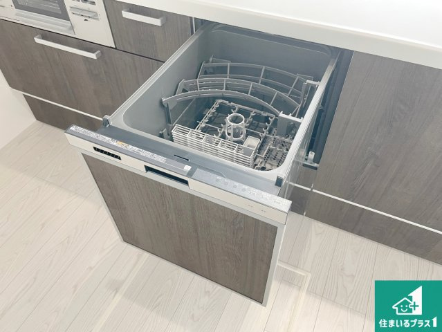 神戸市西区桜が丘中町　第2期　新築一戸建ての設備|食事後の一仕事、食器洗いをボタン一つでお任せできちゃいます！場所を取らないビルトイン式なので、お料理スペースもしっかり確保！