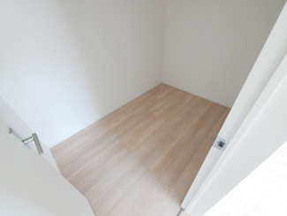 【収納】 | 山梨市下石森 新築全2棟 2号棟 車並列2台×2列の合計4台 | 2階8帖洋室の納戸　約3帖