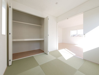 【和室】 | 山梨市下石森 新築全2棟 2号棟 車並列2台×2列の合計4台 | 1階4.5帖の洋風和室