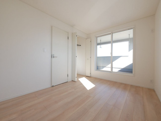 【洋室】 | 山梨市下石森 新築全2棟 2号棟 車並列2台×2列の合計4台 | 2階南側6帖洋室