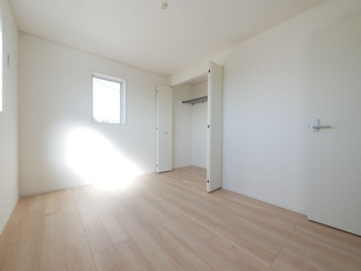 【洋室】 | 山梨市下石森 新築全2棟 2号棟 車並列2台×2列の合計4台 | 2階北側6帖洋室