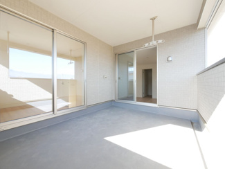 【バルコニー】 | 山梨市下石森 新築全2棟 2号棟 車並列2台×2列の合計4台 | 広々屋根付きのインナーバルコニー