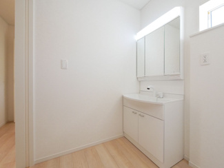 【独立洗面台】 | 山梨市下石森 新築全2棟 2号棟 車並列2台×2列の合計4台 | 窓付きの洗面室