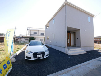 【外観】 | 山梨市下石森 新築全2棟 2号棟 車並列2台×2列の合計4台 | 建物完成済み　新生活を現地で想像できますよ。