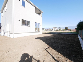 【外観】 | 山梨市下石森 新築全2棟 2号棟 車並列2台×2列の合計4台 | 駐車場とは別に広々お庭付き