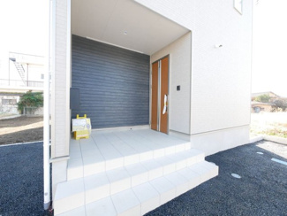 【玄関】 | 山梨市下石森 新築全2棟 2号棟 車並列2台×2列の合計4台 | 庇付きの広々ポーチ