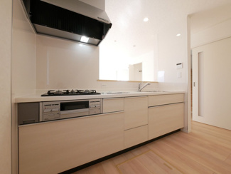 【キッチン】 | 山梨市下石森 新築全2棟 2号棟 車並列2台×2列の合計4台 | シンプルで飽きの来ない色合いのキッチン面材