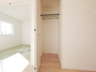 【収納】 | 山梨市下石森 新築全2棟 2号棟 車並列2台×2列の合計4台 | リビング収納