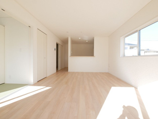 【居間・リビング】 | 山梨市下石森 新築全2棟 2号棟 車並列2台×2列の合計4台 | とても明るい16帖のリビング