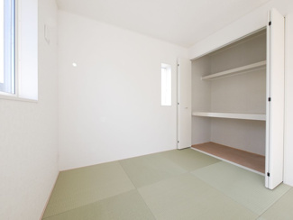 【和室】 | 山梨市下石森 新築全2棟 2号棟 車並列2台×2列の合計4台 | リビング隣接の4.5帖和室　収納もたっぷり