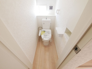 【トイレ】 | 山梨市下石森 新築全2棟 2号棟 車並列2台×2列の合計4台 | ウォシュレット付き1階トイレ