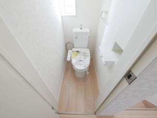 【その他】 | 山梨市下石森 新築全2棟 2号棟 車並列2台×2列の合計4台 | ウォシュレット付き2階トイレ