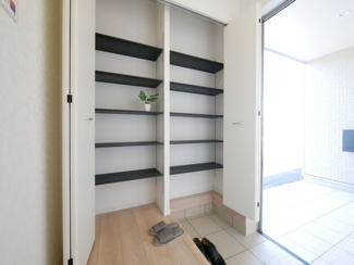 【玄関】 | 山梨市下石森 新築全2棟 2号棟 車並列2台×2列の合計4台 | 玄関には大型収納あり