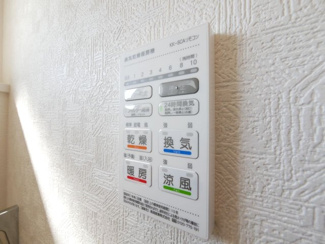 【その他】 | 山梨市下石森 新築全2棟 2号棟 車並列2台×2列の合計4台 | 浴室換気乾燥機スイッチ