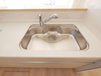 【キッチン】 | 山梨市下石森 新築全2棟 2号棟 車並列2台×2列の合計4台 | 浄水器一体型水栓付きシンク