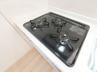 【キッチン】 | 山梨市下石森 新築全2棟 2号棟 車並列2台×2列の合計4台 | ガスレンジ