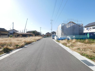 【前面道路含む現地写真】 | 山梨市下石森 新築全2棟 2号棟 車並列2台×2列の合計4台 | 前面道路は6ｍ