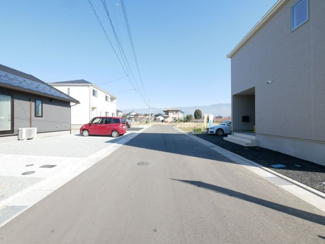 【前面道路含む現地写真】 | 山梨市下石森 新築全2棟 2号棟 車並列2台×2列の合計4台 | 前面道路は6ｍ　先で行き止まりになる道路の為、居住者様以外の往来はございません。