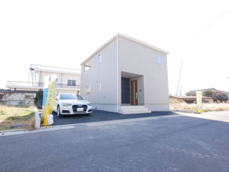 【外観】 | 山梨市下石森 新築全2棟 2号棟 車並列2台×2列の合計4台 | 建物完成済み　随時ご見学可能です。