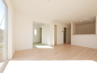 【居間・リビング】 | 山梨市下石森 新築全2棟 2号棟 車並列2台×2列の合計4台 | 16帖のリビング　