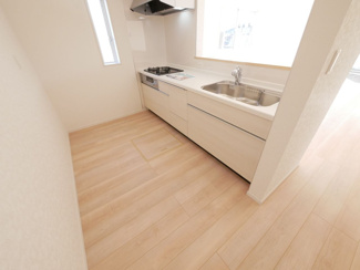 【キッチン】 | 山梨市下石森 新築全2棟 2号棟 車並列2台×2列の合計4台 | 背面スペースもしっかりございます。明るいキッチン