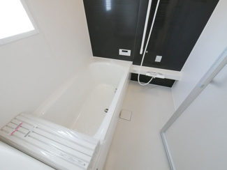 【浴室】 | 山梨市下石森 新築全2棟 2号棟 車並列2台×2列の合計4台 | 1坪サイズバスルーム　浴室換気乾燥機付き