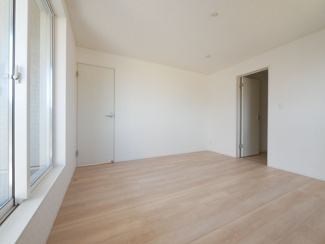 【洋室】 | 山梨市下石森 新築全2棟 2号棟 車並列2台×2列の合計4台 | 2階8帖洋室