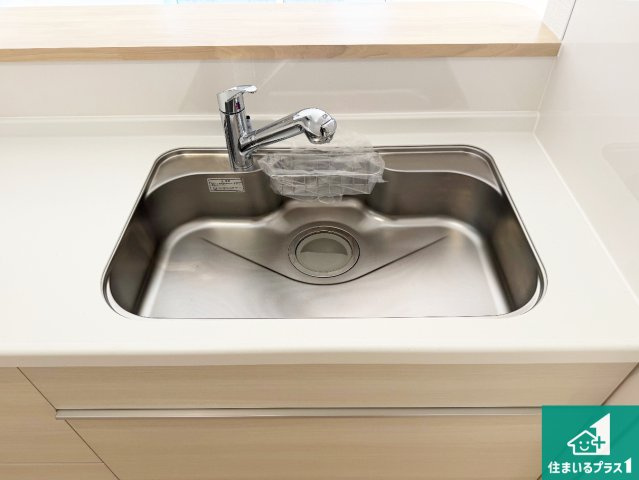 小野市天神町　第18期　新築一戸建ての独立洗面台|清潔感のある洗面台です。フラットな鏡は掃除がしやすく毎日清潔！ホースは引き出して使えるので洗顔やお掃除の際に便利です！