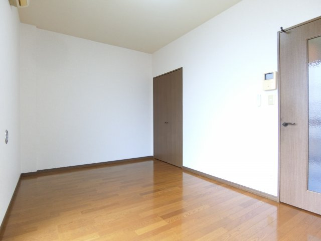 アンプルール茨木の洋室