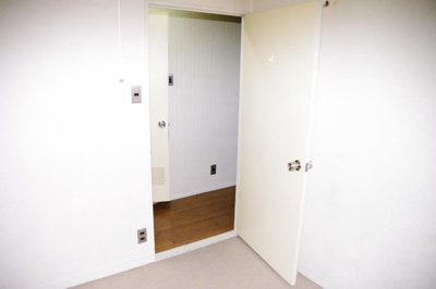 【洋室】 | ライオンズマンション五反野第三 | 奥からドア方面