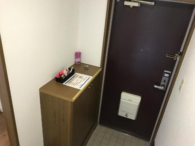 【玄関】 | アムールエバーハイツ | 小物も置ける下駄箱