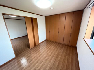 【内装】 | フィールドヴィレッジ | 6.2帖洋室　角部屋なので妻窓有り