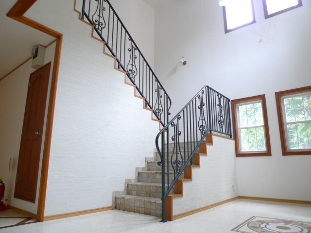 メルローズプレイスⅡのロビー|中に入ると映画のセットのようですよ