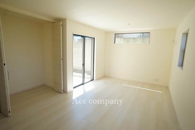 【居間・リビング】 | 八尾市太田新町5丁目 | 【LDK：16.25帖】リビング中央に大容量の収納あります♪