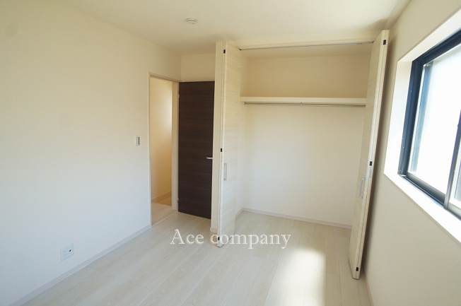 【子供部屋】 | 八尾市太田新町5丁目 | 【2階：洋室5.5帖】十分なクローゼット完備です♪