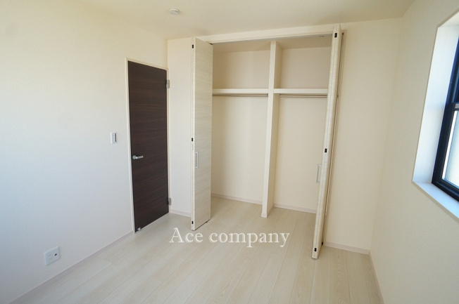 【子供部屋】 | 八尾市太田新町5丁目 | 【2階：洋室5.25帖】十分なクローゼット完備です♪
