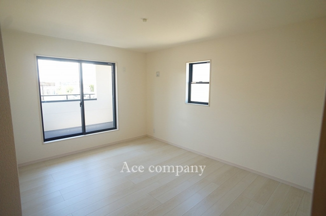 【寝室】 | 八尾市太田新町5丁目 | 【2階：洋室8.13帖】バルコニーに面したお部屋です☆